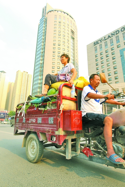 多賣(mài)瓜，瓜農(nóng)在烈日下奔波忙碌。