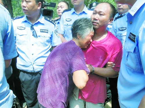 潛逃23年，歸案之時(shí)再見父母，最不能承受的究竟是誰？