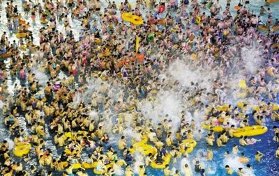 29日，湖北省武漢市，近日江城暑熱難解，人們紛紛前往水上樂(lè)園解暑，由于人數(shù)眾多，形成了“下餃子”的壯觀場(chǎng)面。圖/CFP