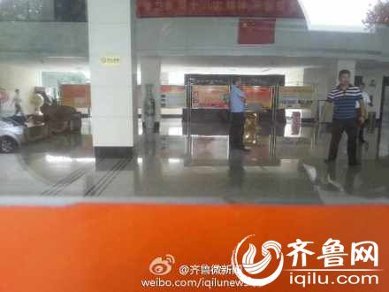 8月8號下午14時許，一女子在山東省衛(wèi)生廳辦公大樓三樓的一間辦公室內(nèi)，被一名年輕男子劫持。