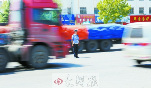 連霍高速受橋梁爆破影響禁止通車(chē)，310國(guó)道車(chē)流量迅速增加，當(dāng)?shù)亟痪块T(mén)安排大量警力保障道路暢通。