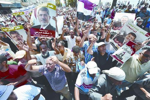 16日，穆爾西的支持者進(jìn)行“憤怒的星期五”大游行，抗議軍方清場行動造成嚴(yán)重人員傷亡。