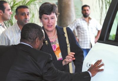 24日，聯(lián)合國副秘書長凱恩（右二）抵大馬士革。新華社發(fā)