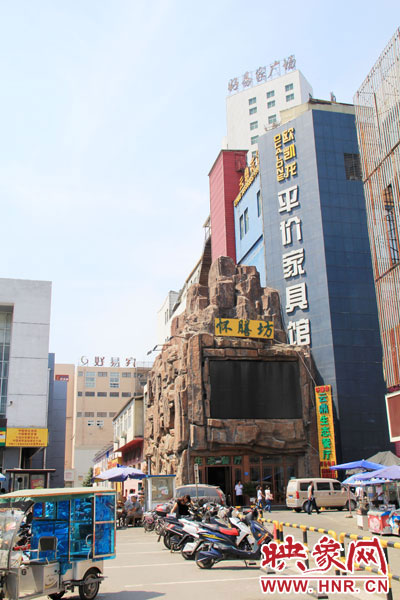 在該酒店一層的入口處，屹立著一座4層樓高的假山，氣勢(shì)雄偉。