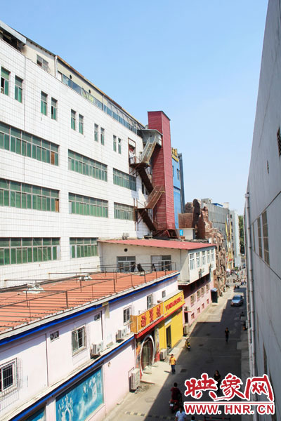 該家具賣(mài)場(chǎng)共6層樓，第7層建筑與其他樓層風(fēng)格迥然不同，有明顯后期加蓋痕跡