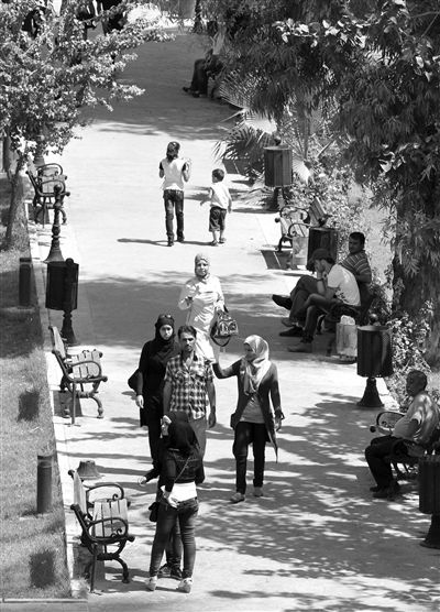 9月5日，敘利亞首都大馬士革，市民在街頭的一處公園內(nèi)散步。