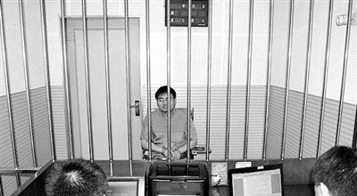 警方審訊犯罪嫌疑人“秦火火”。