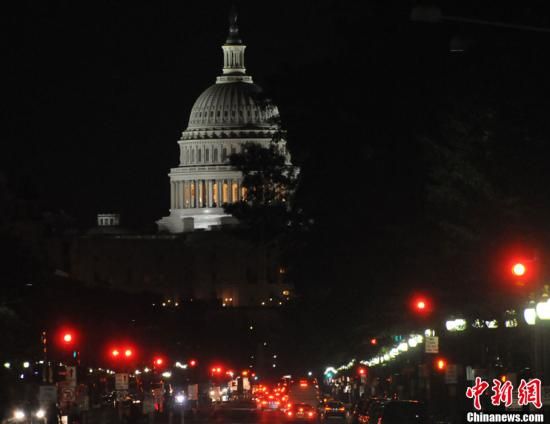 入夜后國(guó)會(huì)山前警燈一片，加強(qiáng)警戒。中新社發(fā) 德永健 攝