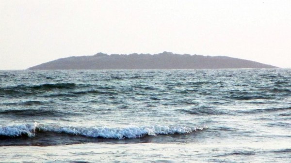 圖為在巴基斯坦靠近阿拉伯海的瓜達(dá)爾地區(qū)（Gwadar）近海600米處冒出一個小島。