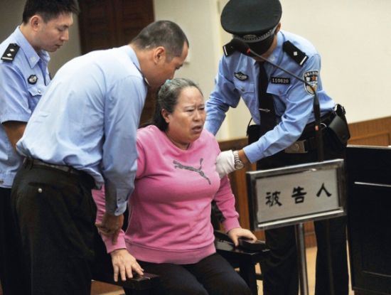 9月24日，在公訴人宣讀起訴書時，丁書苗因身體不停顫抖一度站立不穩(wěn)，被法警扶住