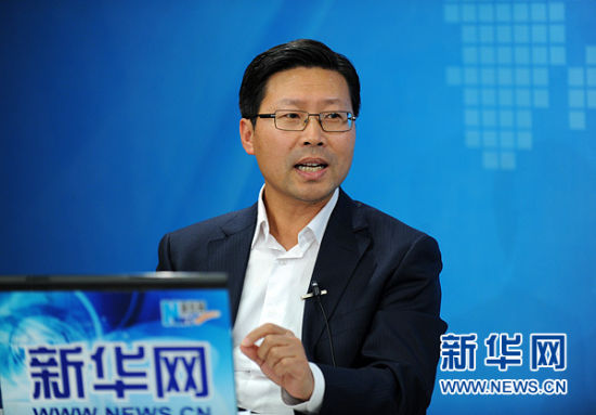 圖為嘉賓與主持人交談。新華網(wǎng) 陳競超 攝