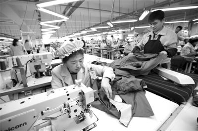 12月19日，朝鮮工人在開城工業(yè)園區(qū)工作。當(dāng)日，由二十國集團(tuán)（G20）的經(jīng)濟(jì)官員、國際金融組織相關(guān)負(fù)責(zé)人以及各國記者等組成的國際代表團(tuán)訪問工業(yè)園區(qū)。今年4月朝鮮單方面關(guān)閉開城工業(yè)園，9月才宣布重開。新華社發(fā)