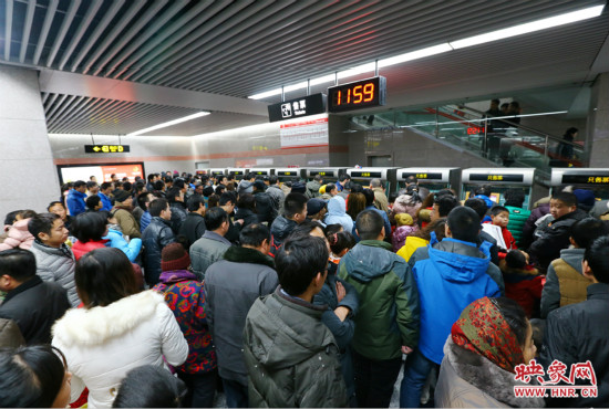 11點(diǎn)59分，紫金山地鐵站售票機(jī)前擠滿了買(mǎi)票的市民，場(chǎng)面如同春運(yùn)