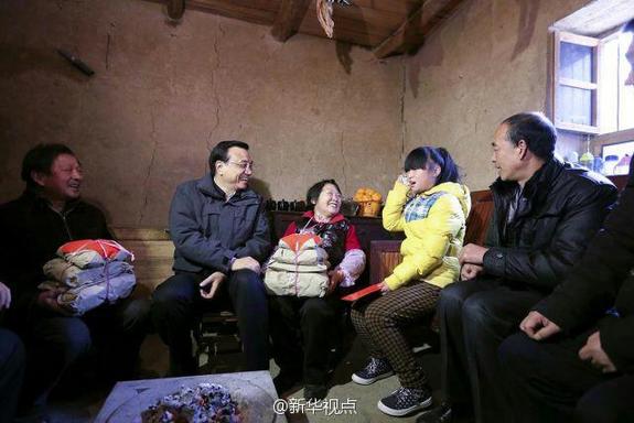 27日，李克強(qiáng)到安康旬陽金坡村看望留守兒童。