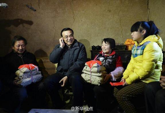 27日，李克強(qiáng)到安康旬陽金坡村看望留守兒童。