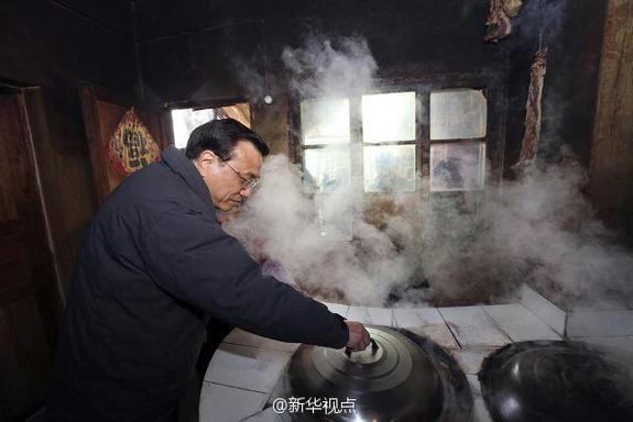 27日，李克強(qiáng)到安康旬陽金坡村看望留守兒童。