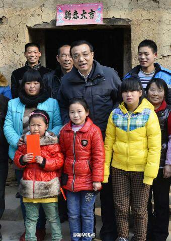 27日，李克強(qiáng)到安康旬陽金坡村看望留守兒童。