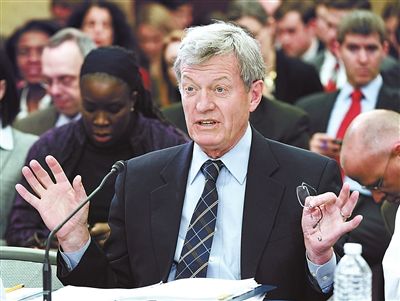 2012年2月1日，鮑卡斯在國會(huì)會(huì)議上發(fā)言供圖/IC