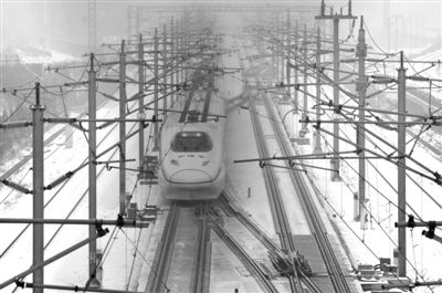 昨日，由武漢始發(fā)到北京G508次高鐵沿途被大雪覆蓋，列車廣播告知受降雪天氣影響，為確保行車安全降速運(yùn)行，預(yù)計(jì)晚點(diǎn)1小時(shí)10分鐘。圖/CFP