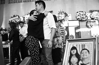 2月24日，泰國曼谷，民眾為在手榴彈襲擊中遇難的兩名兒童舉行葬禮，兩名兒童為姐弟二人，姐姐6歲，弟弟4歲