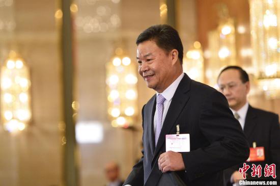 呂新華向中外媒體介紹本次大會(huì)有關(guān)情況并回答記者提問。中新社發(fā) 廖攀 攝