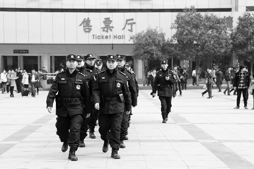 3月2日，鄭州市特警加強對人員密集場所的武裝巡邏。