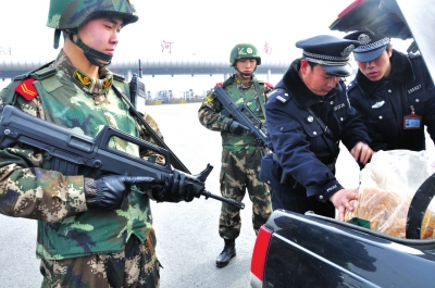 圖為武警配合民警開(kāi)展安保檢查。