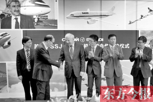 　昨日，“蘇霍伊SSJ-100飛機(jī)項(xiàng)目”合作簽約儀式在鄭州舉行