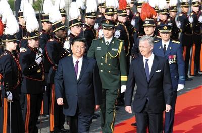 30日，習近平在會見比利時國王菲利普前，出席菲利普國王在王宮廣場舉行的隆重歡迎儀式。新華社發(fā)