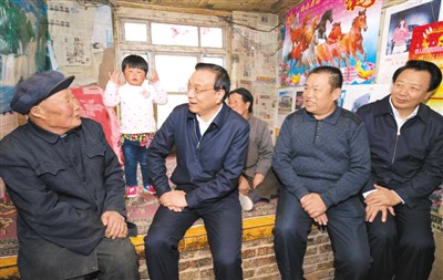 3月27日，李克強在內蒙古自治區(qū)翁牛特旗橋頭鎮(zhèn)太平莊村看望貧困戶。