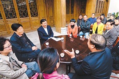 3月23日，劉云山在陜西省咸陽市禮泉縣煙霞鎮(zhèn)袁家村與基層干部群眾座談，聽取對教育實踐活動的意見建議。