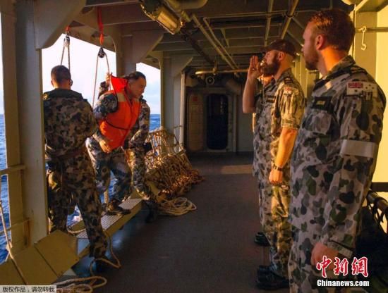 　據(jù)澳大利亞海軍4月11日發(fā)布的圖片顯示，中澳海軍海上聯(lián)合搜尋失聯(lián)客機(jī)。據(jù)悉，澳大利亞總理當(dāng)天表示，澳方執(zhí)行搜尋失聯(lián)客機(jī)任務(wù)的搜救人員已獲知黑匣子的大致位置。