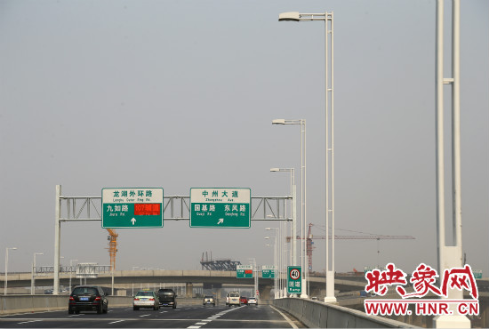 市民可通過北三環(huán)快速路高架橋直達(dá)東區(qū)。