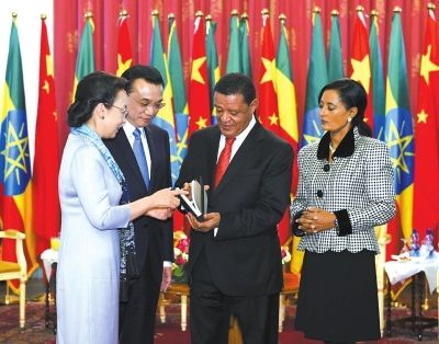 李克強(qiáng)總理與夫人程虹當(dāng)?shù)貢r間6日上午同埃塞總統(tǒng)穆拉圖夫婦在國家宮會見。會見后，程虹將自己的著作和譯著贈送給姆拉圖總統(tǒng)夫婦。