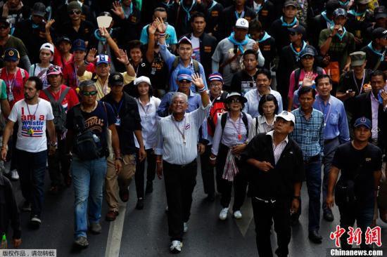 5月9日，泰國反政府示威者在素帖（中）的領(lǐng)導(dǎo)下在曼谷市中心游行。