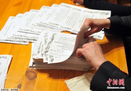 　　當(dāng)?shù)貢r(shí)間2014年5月11日，烏克蘭東部地區(qū)選舉工作人員開(kāi)始公投計(jì)票工作。