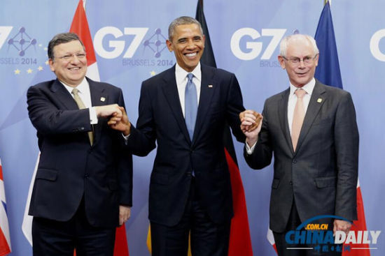 資料圖：6月4日，歐洲理事會主席范龍佩（右）和歐盟委員會主席巴羅佐（左）在會場門口歡迎前來與會的美國總統(tǒng)奧巴馬。由歐盟主持的七國集團領(lǐng)導(dǎo)人會晤4日晚間在布魯塞爾開幕，烏克蘭問題成為本次峰會核心議題。（新華社發(fā) 歐盟理事會供圖）