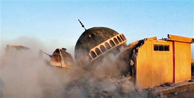 ISIS武裝人員駕駛推土機(jī)推倒一座清真寺的墻體。