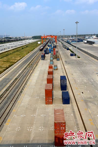 深處中原腹地的鄭州卻提出了一個響亮的口號，要打造成為中西部地區(qū)對外貿(mào)易的“無水港”。