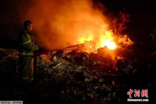 圖為馬航波音777客機(jī)在頓涅茨克地區(qū)墜毀的現(xiàn)場。