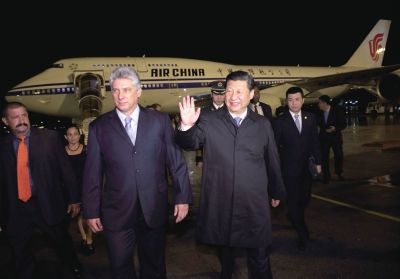 21日晚,習近平乘坐的專機抵達哈瓦那何塞·馬蒂國際機場。古巴國務(wù)委員會第一副主席兼部長會議第一副主席