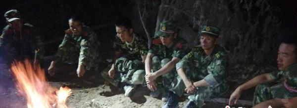 8月5日晚，受困官兵等待天亮以后的救援。