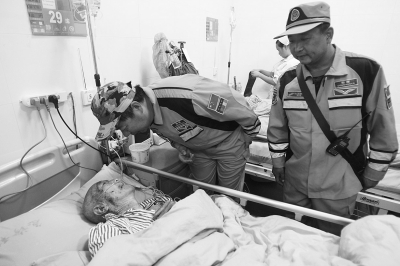 緊張的救援間隙，中國緊急救援河南基地的隊員還探望了被救的84歲老人。