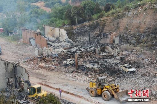9月23日上午，花炮廠清理工作正在進(jìn)行，山谷內(nèi)的廠房已被爆炸夷為平地。中新社發(fā) 楊華峰 攝