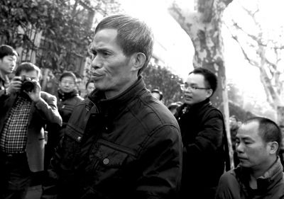 被告人林森浩的父親林尊耀準(zhǔn)備進(jìn)入法院。