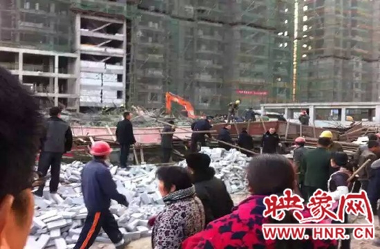 圖為事故現(xiàn)場情況，當?shù)厝罕姽﹫D。