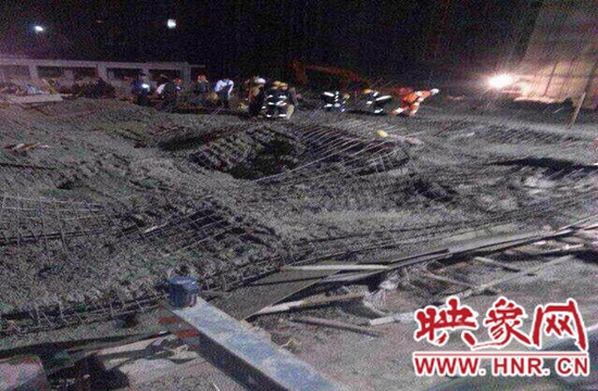 圖為事故現(xiàn)場情況，當?shù)厝罕姽﹫D。