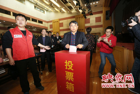 省委宣傳部副部長、省新聞出版廣電局局長朱夏炎現(xiàn)場投票