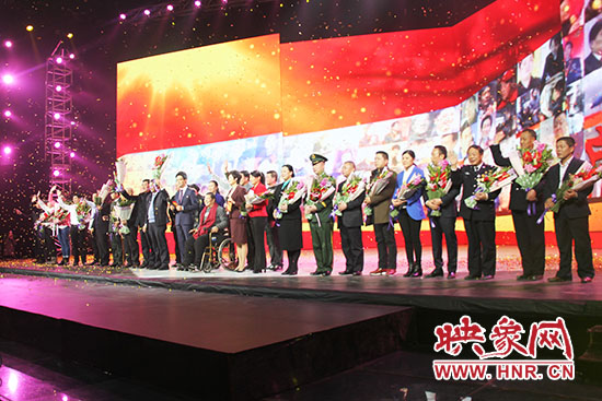 10位獲獎(jiǎng)?wù)吆?個(gè)愛心集體合影。