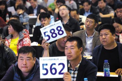 昨日，拍賣現(xiàn)場(chǎng)競(jìng)拍者舉牌競(jìng)拍。新京報(bào)記者